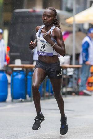 Kenyanerin Valary Jemeli gewinnt den Frankfurt Marathon bei den Frauen