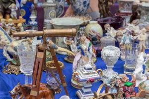Keramik und andere Sammlungsobjekte am Flohmarkt am Wiener Naschmarkt