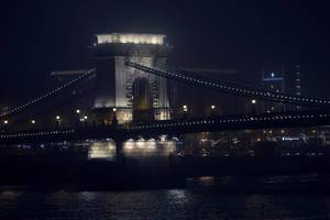 Kettenbrücke in Budapest bei Nacht, erbaut von Graf István Széchenyi