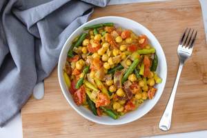 Kichererbsen-Curry mit buntem Gemüse und Bohnen