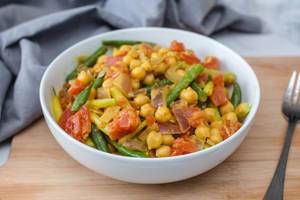 Kichererbsen-Curry mit Gemüse in einer Schale
