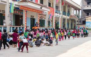 Kids  Waiting in Line at  School Sapa Vietnam .CR2 (Flip 2019)