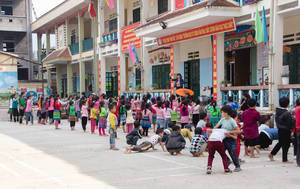 Kids  Waiting in Line at  School Sapa Vietnam .CR2