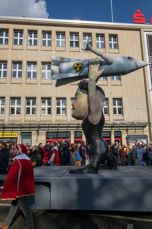 Kim Jong Un mit einer Atomrakete in Händen - Kölner Karneval 2018