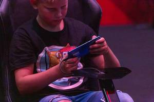 Kind spielt Videospiele auf dem Smartphone / Handy
