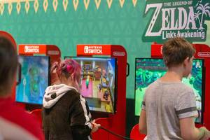 Kinder auf der Gamescom spielen das Videospiel The Legend of Zelda - Link