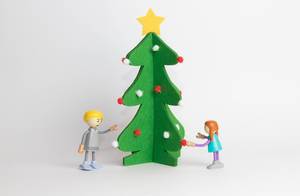 Kinder schmücken einen Weihnachtsbaum, Model