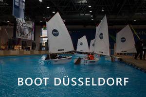 Kinder und Erwachsene schippern auf kleinen Segelbooten über einen angelegten Pool, über dem Bildtitel "Boot Düsseldorf"