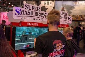 Kinder und Jugendliche auf der Gamescom in Köln, beim zocken des Nintendo Switch Spiels "Super Smash Bros Ultimate"