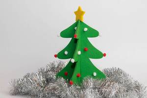 Kinderbastelei: Geschmückter Adventsbaum mit Weihnachtsstern