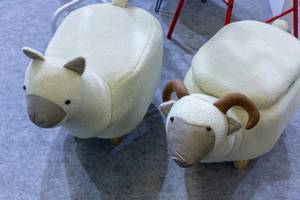 Kinderstühle in Form von Plüschtieren wie Ziege und Schaf