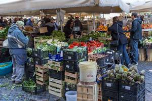 Kisten mit Gemüse auf dem Markt in Rom