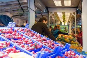 Klassischer Marktstand für Obst und Gemüse
