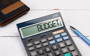 Klassischer Taschenrechner zeigt "Budget" auf dem Display