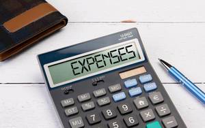 Klassischer Taschenrechner zeigt "Expenses" auf dem Display