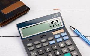 Klassischer Taschenrechner zeigt "VAT" auf dem Display
