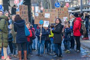Klein und Groß demonstriert zusammen für das Klima am 29.11. in Köln