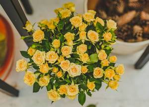 Kleine gelbe Rosen im Blumenstrauß