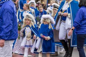Kleine Mädchen in blau-weißer Uniform der Blauen Funken - Kölner Karneval 2018