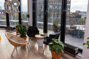 Kleiner Aufenthaltsbereich der Lounge-Area im flexiblen Workspace von WeWork in Köln