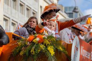 Kleiner Junge von KKG Nippeser beim Rosenmontagszug - Kölner Karneval 2018
