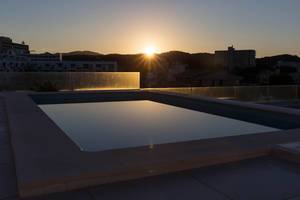 Kleines Schwimmbecken bei Sonnenaufgang