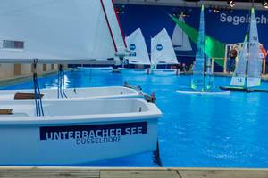 Kleines Segelboot auf Pool wirbt für Segelschule an Unterbacher See, Düsseldorf an Messe boot