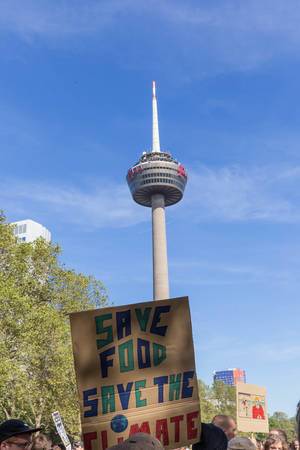 Klimaplakat "Save Food - Save the Climate" vor dem Kölner Fernsehturm