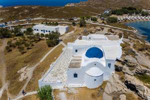 Kloster Agios Ioannis Detis ist ein Kalksteinhaus mit blauer Kuppel auf der griechischen Ferieninsel Paros