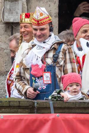 Kölner Karneval mit Zugleiter Holger Kirsch mit Headset und Mikrofron an der Severinstorburg
