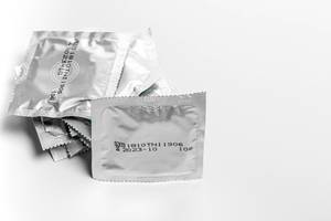 Kondome als Symbol für Verhütung auf einem weißen Hintergrund