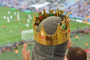 König Fußball mit Kettenhemd und Krone