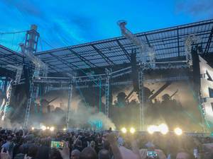Konzertbesucher filmen die Laser-Lichtshow beim Auftritt der US-Metalband Metallica im RheinEnergie-Stadion