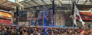 Konzertbesucher sehen die Bühnenshow der amerikanischen Metalband Metallica, während eines Konzerts auf der WorldWired Tour