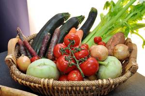 Korb mit Gemüse: Tomaten, Zwiebeln, Auberginen, Schwarzwurzeln, Rettich und Lauch