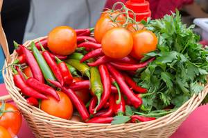 Korb mit Gemüse: Tomaten und Chillie