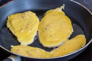 Koteletts im Teigmantel, werden in Öl in einer Bratpfanne angebraten