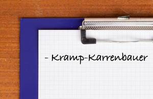 Kramp-Karrenbauer als Text auf einem Klemmbrett geschrieben