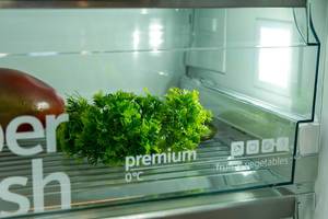 Kräuter und Obst zur Aufbewahrung und längerer Haltbarkeit in der Frischhaltesystem-Kühlschrankschublade hyperFresh premium 0°C