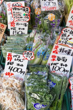 Kräuter und Pilze auf dem Fischmarkt in Tokio