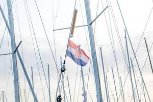 Kroatische Flagge auf einem Segelboot