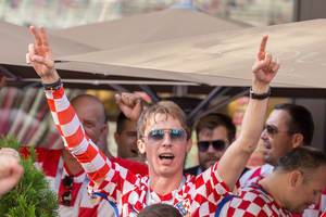 Kroatische Fußballfans feiern vor dem Finale