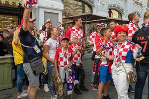 Kroatische Fußballfans jeder Altersgruppe in Moskau