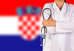 Kroatisches Gesundheitssystem symbolisiert durch die Nationalflagge und eine Ärztin mit Stethoskop in der Hand