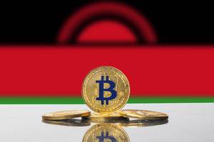 Kryptowährung Bitcoin vor der Flagge des afrikanischen Staates Malawi
