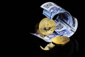 Kryptowährung: Bitcoinscheine und Bitcoinmünzen vor dunklem Hintergrund