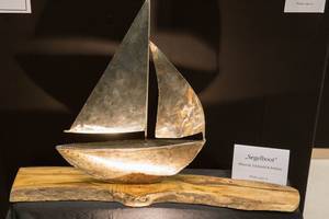 Kunst: Segelboot aus Edelstahl
