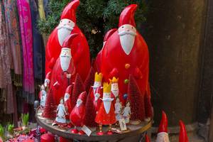 Künstlerische Nikoläuse, Engel, Kerzen und rote Tannenbäume für heimische Weihnachtsdekoration