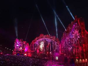 Kunstvolle Bühne eines Elektrofestivals mit Lichtspiel bei Nacht