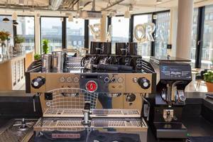 La Marzocco Espressomaschine in der gemeinschaftlichen Küche der Mietbüros von WeWork in Köln